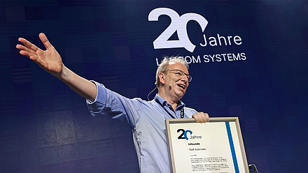 LANCOM Auszeichnungen und Awards Gründer Ralf Koenzen mit „Urkunde 20 Jahre LANCOM“