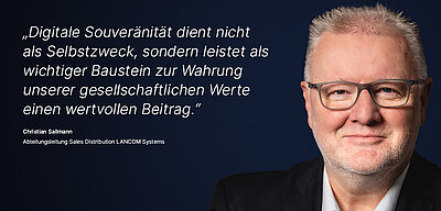 Zitat über Digitale Souveränität von LANCOM Mitarbeiter Christian Sallmann Bild zur LANCOM Kampagne "Digitale Souveränität": Weißes Zitat dazu, was Digitale Souveränität für den LANCOM Mitarbeitenden bedeutet auf dunkelblauem Hintergrund mit Porträtfoto der dazugehörigen Person daneben; Zitat: „Digitale Souveränität dient nicht als Selbstzweck, sondern leistet als wichtiger Baustein zur Wahrung unserer gesellschaftlichen Werte einen wertvollen Beitrag.“ von Christian Sallmann, Abteilungsleitung Sales Distribution bei LANCOM Systems. Rechts im Bild ist ein Porträt von Christian Sallmann zu sehen: Er hat kurze, graue Haare, trägt eine Brille und ein schwarzes Sakko mit weißem Hemd. Sein Gesichtsausdruck ist freundlich und zuversichtlich, während er direkt in die Kamera blickt.