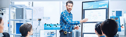 Person präsentiert ein Projekt